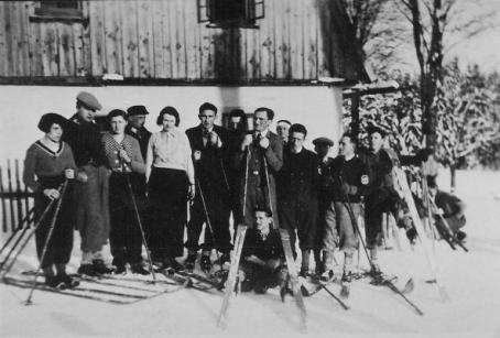 Eine Gruppe Skifahrer im Jahre 1934